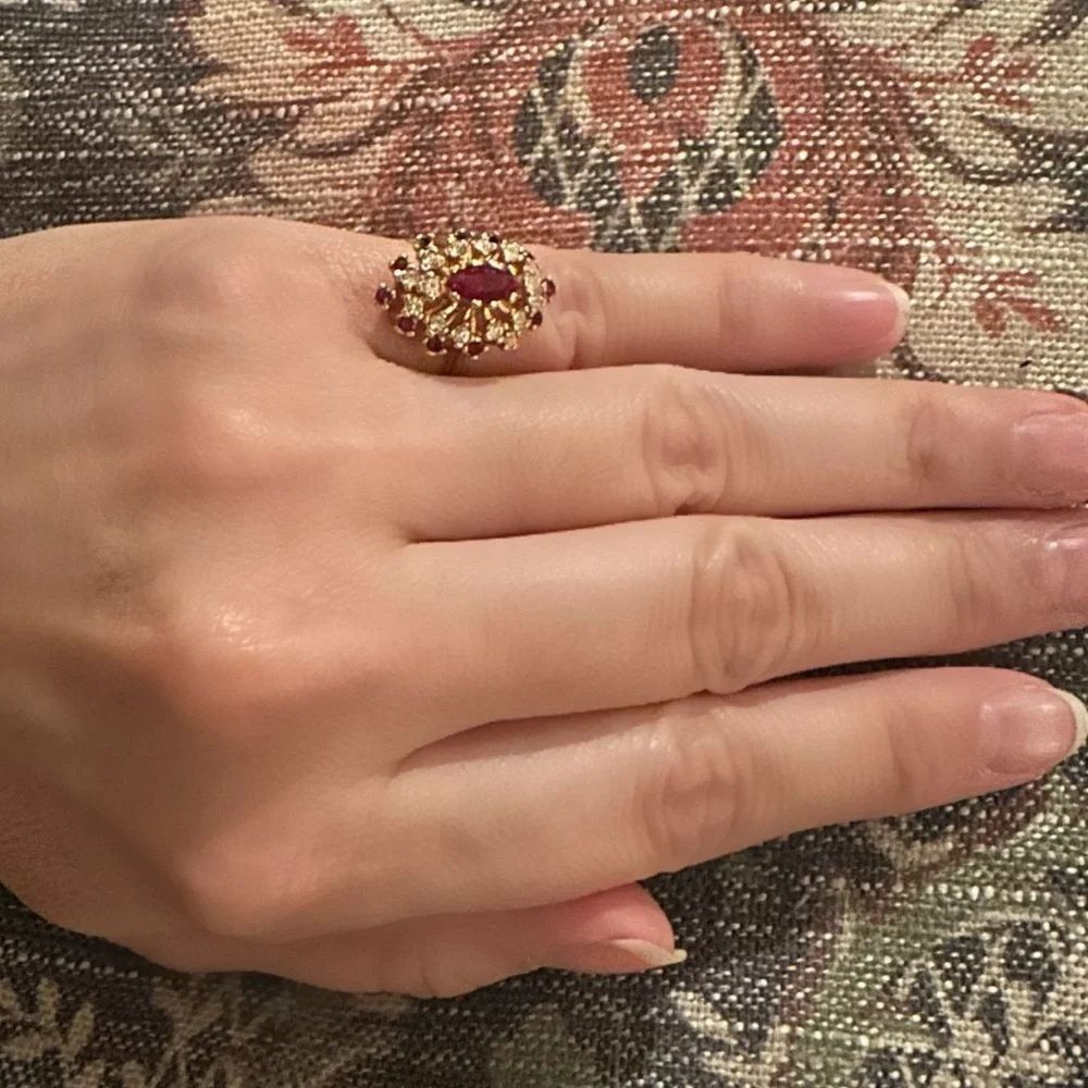 Elegant Gold and Red Gemstone VINTAGE Ring